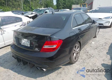 2013 Mercedes-Benz C 300 Luxury 4Matic/Sport 4Matic z USA, uszkodzony, nr VIN WDDGF8AB4DR279441